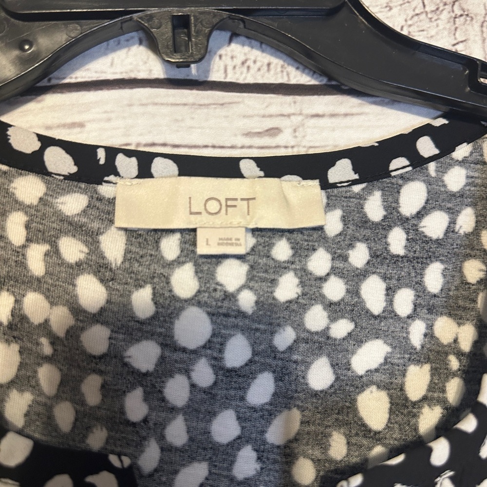 LOFT Black & White Sleeveless V-Neck Blouse Size Large - Picture 2 of 4